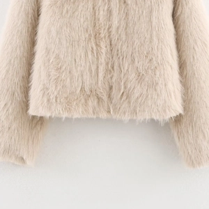 Schicke beige Kunstpelz-Kurzjacke für Damen mit plüschiger Textur und weichem Revers