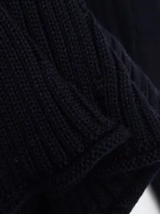Nahaufnahme des schwarzen Rippstrickgewebes zeigt die dichte Textur und hochwertige Qualität