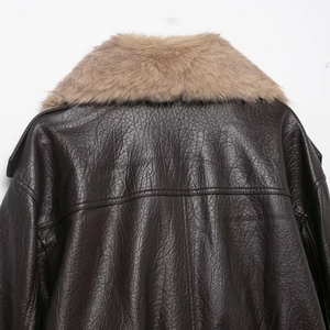 Rückansicht der dunkelbraunen Kunstlederjacke mit hellbraunem Webpelzkragen und Textur