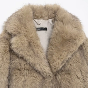 Manteau court en fausse fourrure marron clair avec large revers et texture moelleuse
