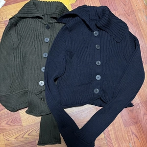 Damen Strickjacke mit Rippenmuster, Knopfleiste und modischem Reverskragen für den Herbst