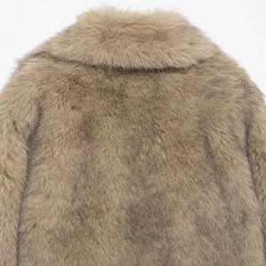 Manteau court en fausse fourrure marron avec texture pelucheuse et col à revers