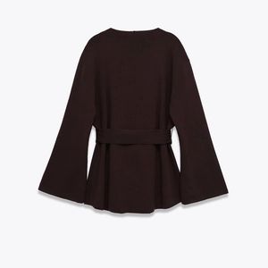 Rückansicht der dunkelbraunen Strickjacke mit Glockenärmeln und Stoffgürtel