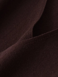 Detail der braunen Strickjacke mit V-Ausschnitt und hochwertiger Gewebestruktur