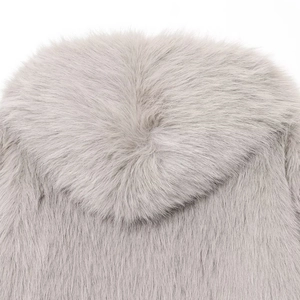 Détail de la capuche en fausse fourrure grise moelleuse à texture douce pour manteau d'hiver