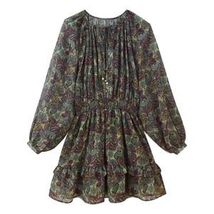 Detailansicht des Paisley-Print-Minikleids mit Rüschen und elastischer Taille