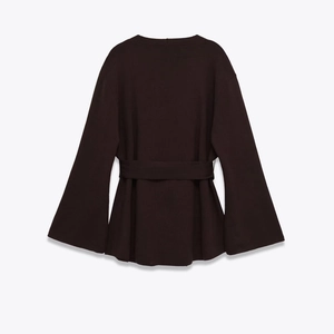 Dunkelbraune Strickjacke mit langen Ärmeln, Glockenärmeln und passendem Stoffgürtel