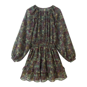 Detail des Paisley-Musters auf dem Langarm-Minikleid mit Smoke-Taille und Volants