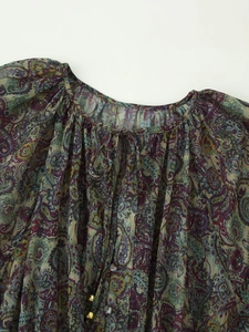 Detailansicht des Paisley-Minikleids mit Metallfäden und gefaltetem Bindeausschnitt