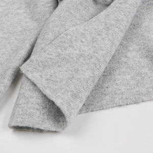 Gros plan sur la texture en maille grise douce et le tissu en laine de haute qualité