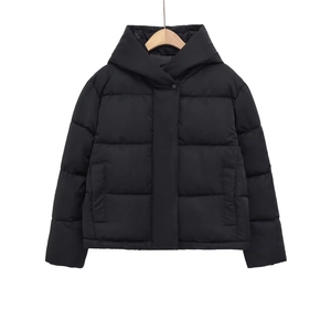 Veste matelassée noire chic pour femme avec capuche et poches latérales pour l'hiver