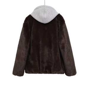 Détail de la veste à capuche en fausse fourrure contrastée avec texture en peluche
