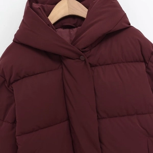 Manteau bouffant bordeaux à capuche pour femmes avec boutons et cintre en bois naturel