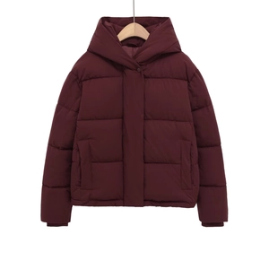 Doudoune femme bordeaux à capuche avec finition mate coupe-vent et rembourrage matelassé
