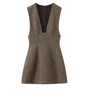 Détail de la texture en tweed marron sur une robe courte sans manches à col en V