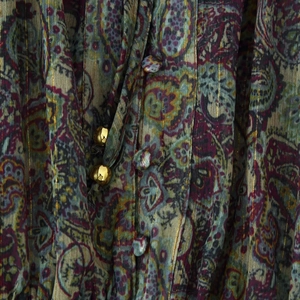 Mini-Kleid mit Paisleymuster in Dunkelgrün und Burgund mit goldfarbenen Nadelstreifen
