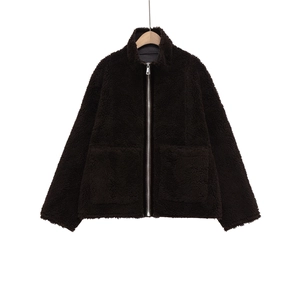 Détail du tissu en polaire sherpa et de la grande poche sur le cardigan d'hiver