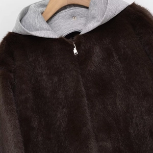 Veste en fausse fourrure pour femmes avec capuche en coton gris et zip contrasté