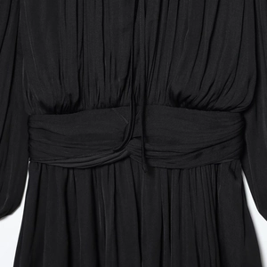 Robe plissée noire élégante avec taille cintrée et détails de nœuds sophistiqués