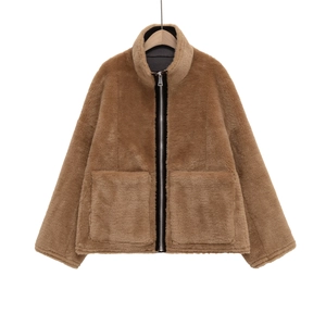 Détail de la veste en fausse fourrure marron avec fermeture éclair et grandes poches