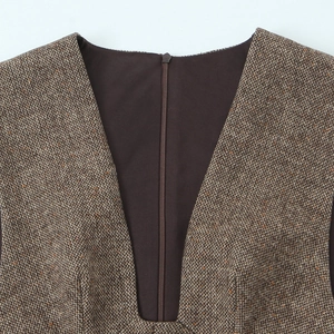 Robe mini sans manches en tweed marron avec décolleté en V profond et fermeture éclair