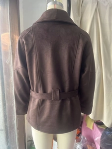 Vue détaillée du dos d'une veste en daim marron foncé avec une ceinture à la taille