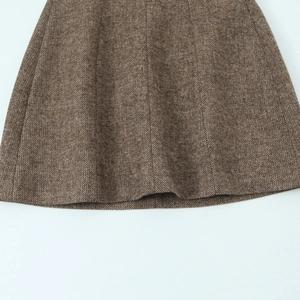 Mini robe chic en tweed marron foncé avec col en V profond et silhouette ajustée sans manches