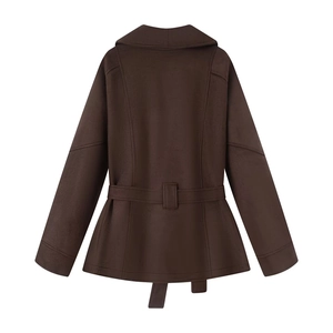 Détail d'une veste en daim marron foncé avec ceinture réglable et col à revers chic