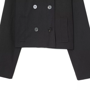 Veste courte noire minimaliste pour femme avec boutons croisés et col montant