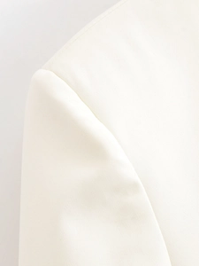 Vue macro du tissu tissé blanc ivoire de haute qualité sur l'épaule de la veste