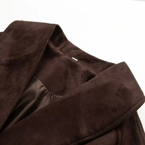 Gros plan du revers et de la texture d'un trench-coat en daim marron foncé