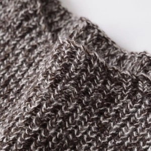 Gros plan détaillé sur un tissu en maille épais café et blanc avec tissage texturé