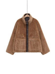 Veste marron en fausse fourrure avec col montant et grandes poches sur fond blanc