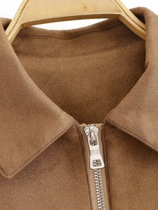 Dettaglio giacca in finto camoscio marrone scuro con cerniera argento e cuciture
