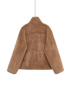 Vue arrière d'une veste douillette en fausse fourrure marron avec col montant et texture douce
