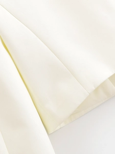 Détail rapproché du tissu sergé blanc de haute qualité sur la veste d'automne