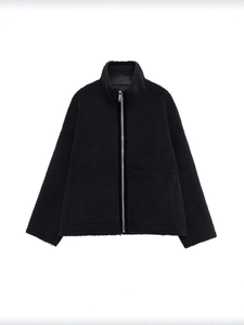 Veste noire en polaire pour femme avec col montant et fermeture éclair argentée