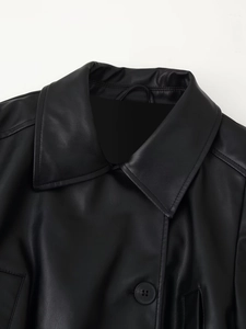Détail du col à revers classique et des boutons en résine de la veste en cuir PU