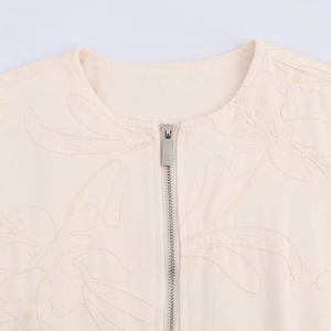 Giacca beige ricamata chic con cerniera argento e motivi floreali in cotone