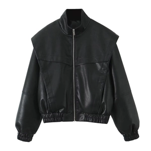 Détail de la veste noire en cuir PU avec col montant et fermeture éclair métallique