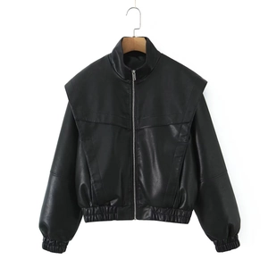 Détail de la veste en similicuir noir avec col montant, fermeture éclair et poignets élastiques