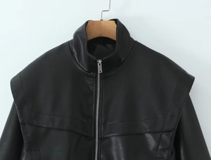 Détail du col montant et de la fermeture éclair argentée sur veste en cuir PU noir