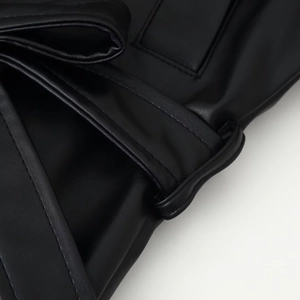 Court trench-coat chic en similicuir noir avec coutures premium et passant de ceinture