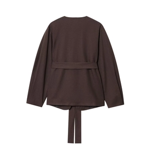 Détail du dos d'une veste en laine café foncé avec ceinture et ourlet à nouer élégant
