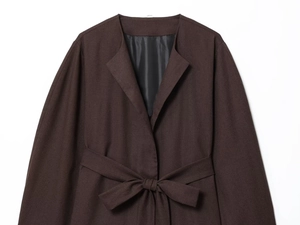 Détail à plat d'une veste kimono marron chocolat avec taille nouée et doublure douce