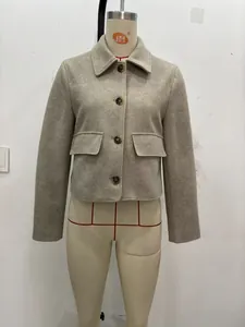 Detail der hafermehlfarbenen Wolljacke mit klassischem Revers und Marmorknopf-Verschluss