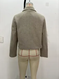 Rückansicht der Kurzjacke in Haferfarbe mit Rückennaht und Details am Umlegekragen