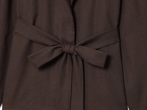 Détail d'une veste kimono marron foncé montrant la texture du tissu et la ceinture nouée