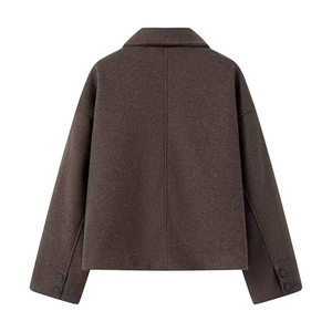 Détail du dos d'un manteau court marron en laine avec col à revers et boutons
