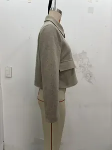 Seitenansicht der haferfarbenen Kurzjacke aus Wollstoff mit großer Klapptasche und Revers